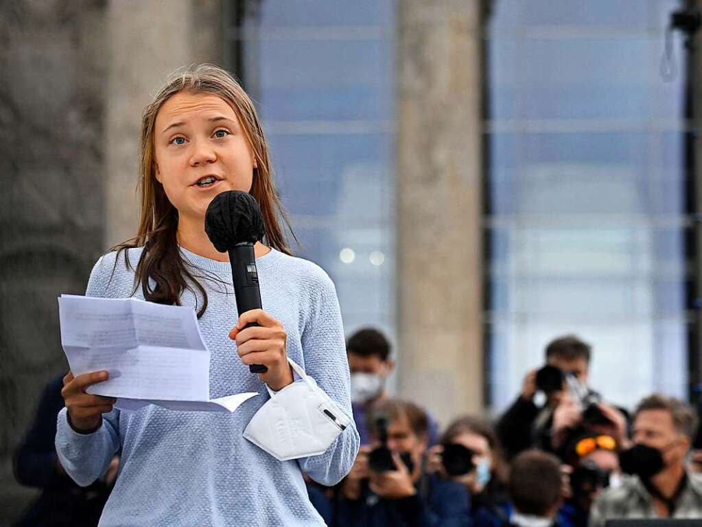 Greta Thunberg spricht vor dem Reichstagsgebude in Berlin.