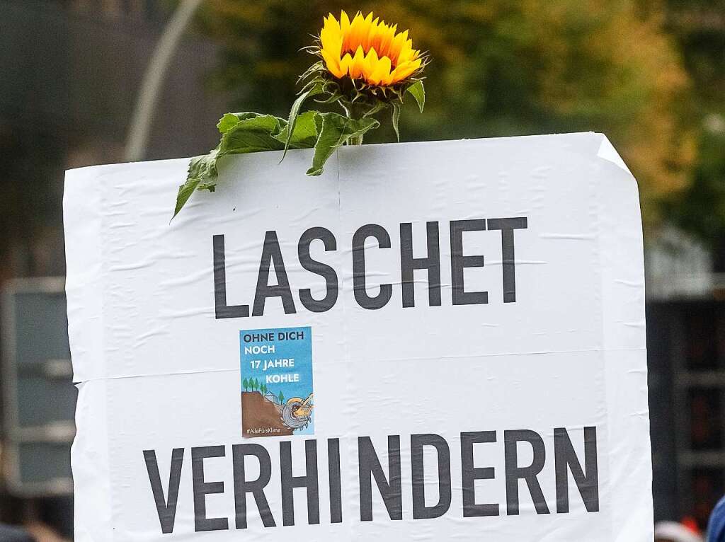 „Laschet verhindern“-Plakat in Hamburg whrend einer Demonstration