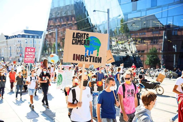 Mehr als zehntausend Menschen gehen in...ngagierten Klimaschutz auf die Strae.  | Foto: Janos Ruf