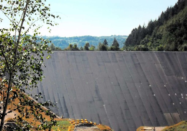 Das Wehrabecken wird schrittweise mit Wasser aufgefllt.  | Foto: Ernst Brugger