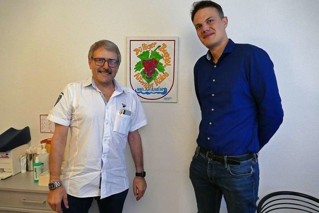 Hausarzt Roland Kutzner (links) vor de...at, und sein Nachfolger Martin Grether  | Foto: Ulrich Senf