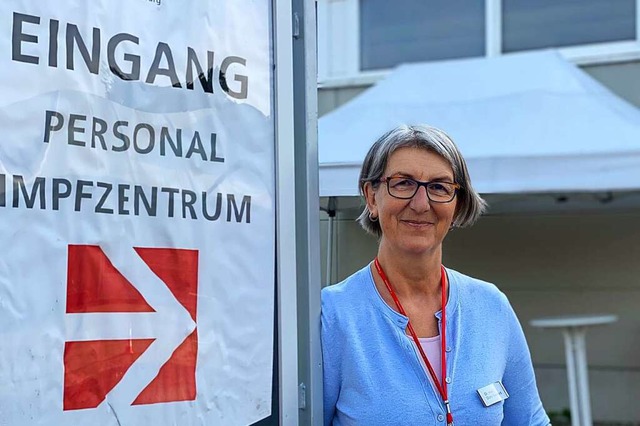 Doris Reinhardt vor dem Personaleingang des Offenburger Impfzentrums  | Foto: Mark Alexander