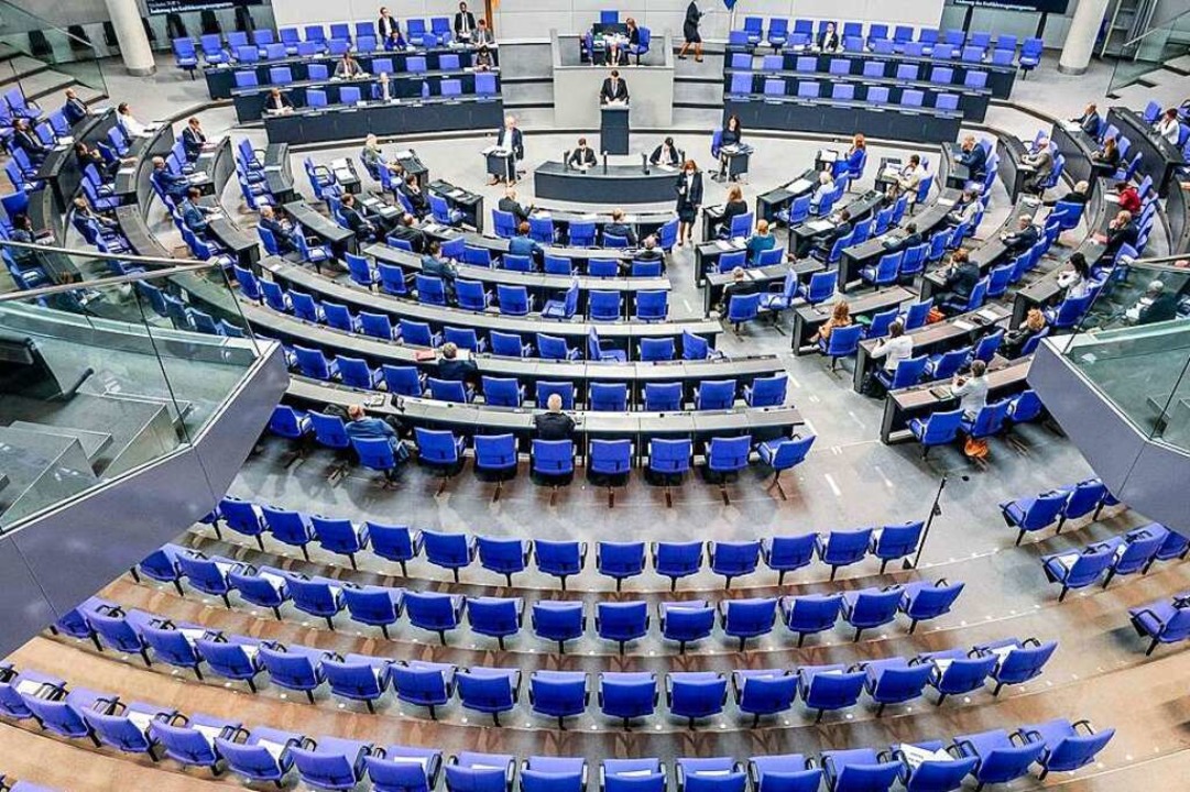 Wie viele Abgeordnete im Bundestag sitzen werden, steht noch nicht fest.  | Foto: Michael Kappeler (dpa)
