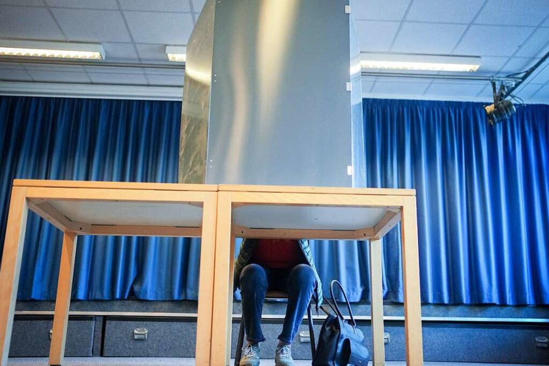 Eine Wählerin sitzt in Berlin der Wahl...hl und die Wahl des Abgeordnetenhauses  | Foto: Kay Nietfeld (dpa)