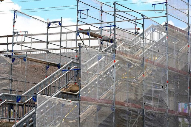 An der Stadtbahnbrcke werden die Gerste abgebaut.  | Foto: Ingo Schneider