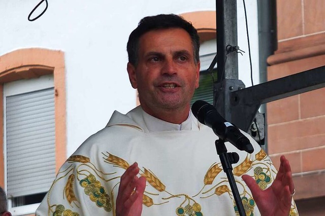 Pfarrer Thorsten Becker, hier beim Fro...tesdienst auf dem Lrracher Marktplatz  | Foto: Martina David-Wenk