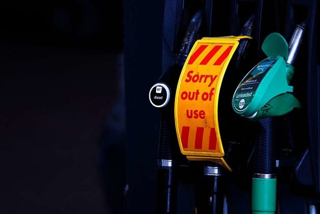 Kraftstoff war zeitweise knapp.  | Foto: ADRIAN DENNIS (AFP)