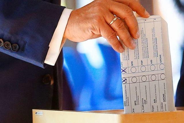 Wahlzettel falsch gefaltet: Laschet patzt bei Stimmabgabe