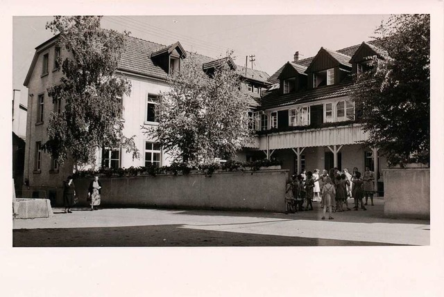 Historische Aufnahme der Tllinger Hh...Anbau der Flgel an das alte Haupthaus  | Foto: Tllinger Hhe