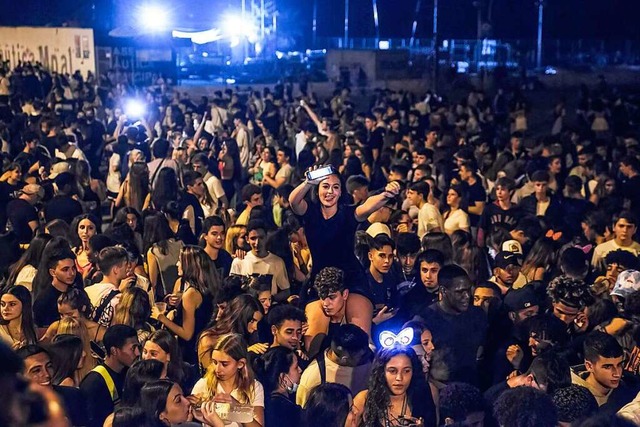 Partygste des Stadtfest La Merce feiern am Strand von Bogatell.  | Foto: Thiago Prudencio (dpa)