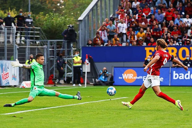 Der feinste Treffer des Tages: Lucas Hler erzielt das zwischenzeitliche 2:0.  | Foto: Philipp von Ditfurth (dpa)