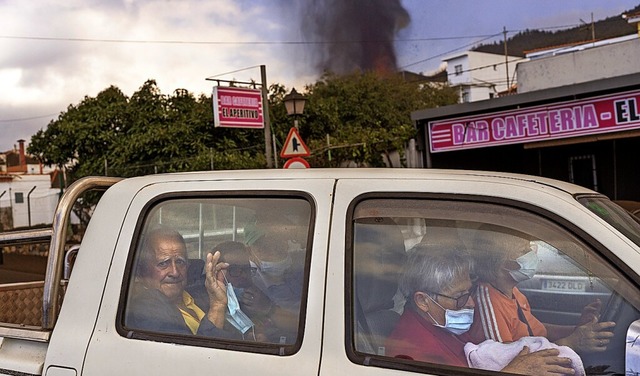 Anwohner rund um den Vulkan versuchen bei Verwandten unterzukommen.  | Foto: Emilio Morenatti (dpa)