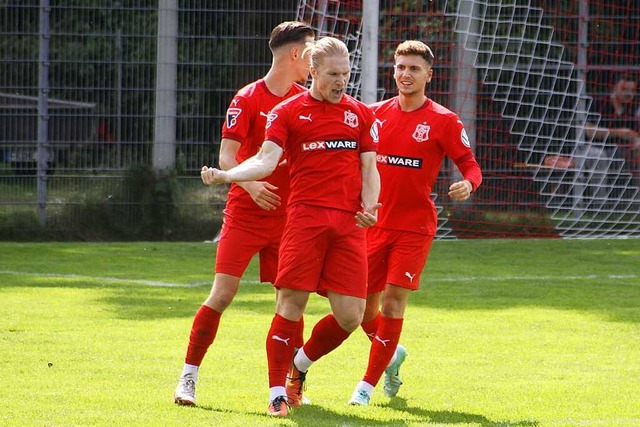 Konstantin Fries (Mitte) nach dem 1:1,... Martinelli (rechts) und Neven Ivancic  | Foto: Andreas Klein