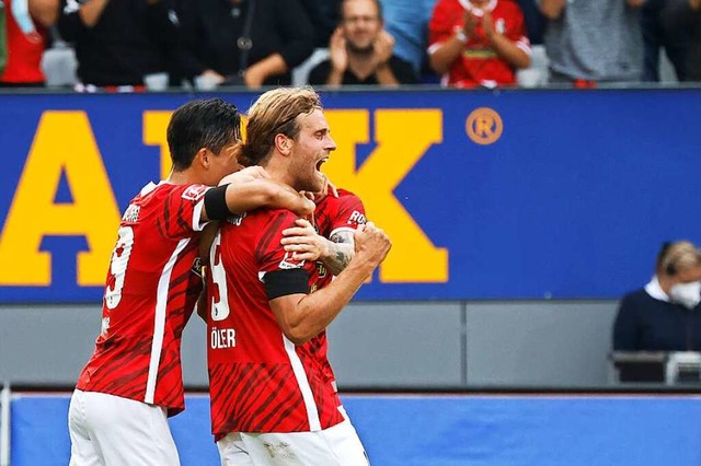 Lucas Hler (rechts)  freut sich ber seinen Treffer zum 2:0.  | Foto: Philipp von Ditfurth (dpa)