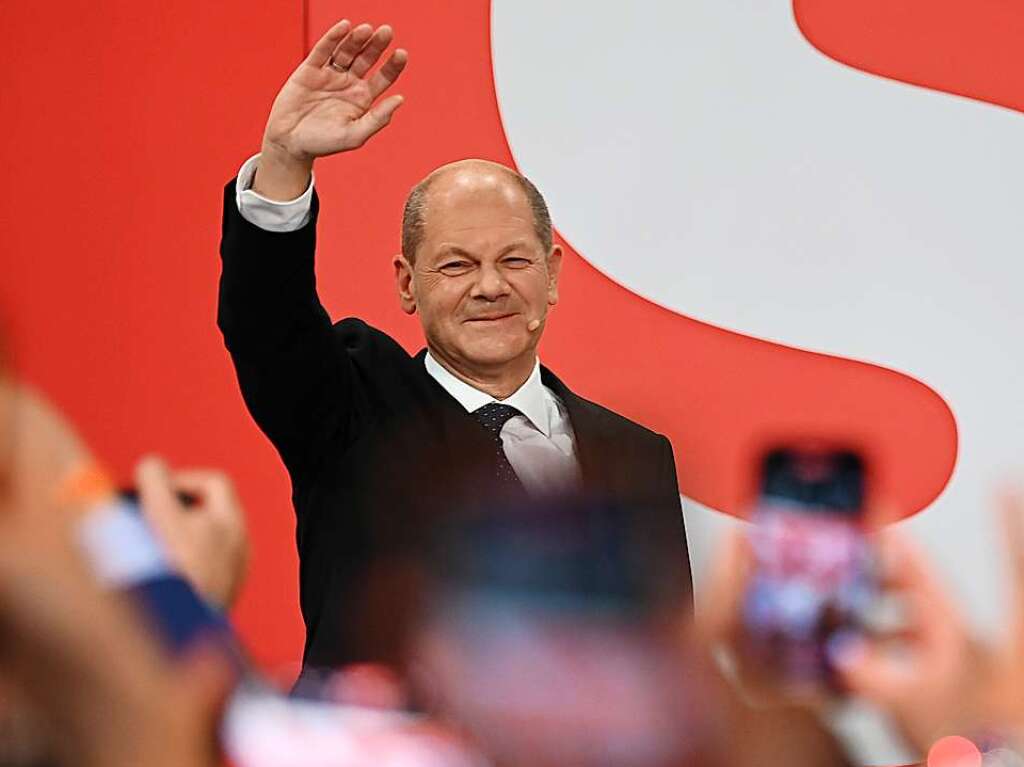 In der Hochrechnung von 19.59 Uhr kommt die SPD auf 25,5 Prozent und fhrt knapp vor der CDU (24,5 Prozent) – SPD-Kanzlerkandidat Olaf Scholz hat allen Grund zur Freude.