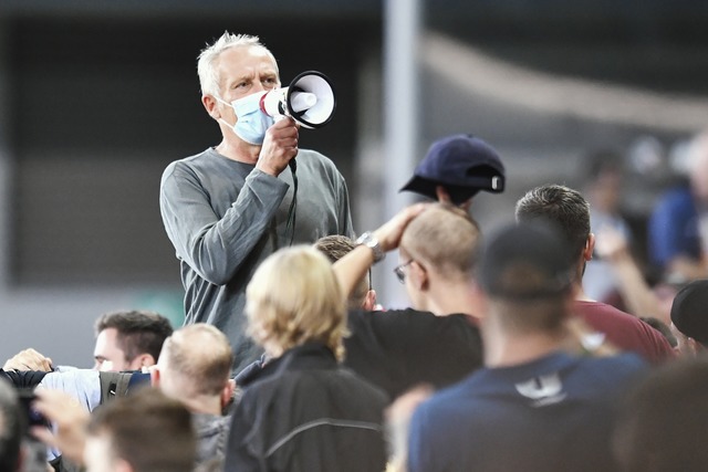 Trainer Streich mit Megaphon &#8211; coronakonform mit Maske.  | Foto: Achim Keller