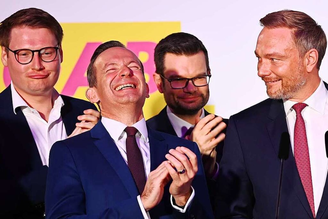 Ausgelassene Stimmung  bei den Liberalen um Christian Lindner (rechts)  | Foto: Sebastian Kahnert (dpa)