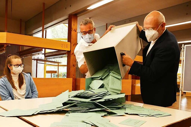 Ein Berg voller Briefwahlstimmen: De S... eine der Wahlurnen in der Stadthalle.  | Foto: Andr Hnig