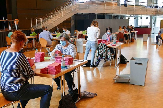 Am Sonntagnachmittag bereiten Wahlhelf...ttel im Brgersaal in Rheinfelden vor.  | Foto: Dora Schls