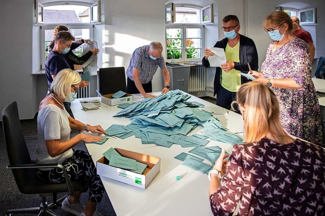 Berge von Briefwahlumschlgen galt es,...rgebnisse frhzeitig am Wahlabend vor.  | Foto: Hubert Gemmert