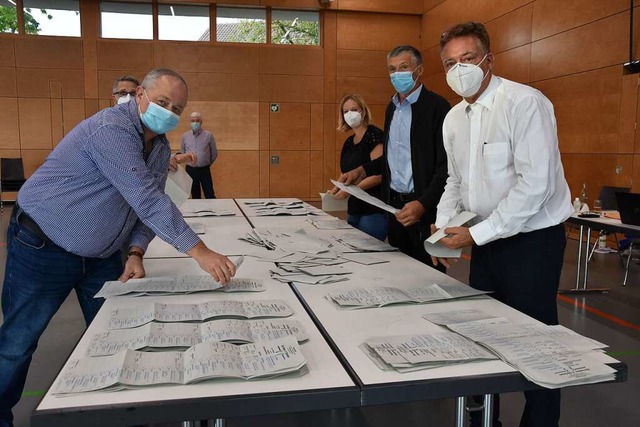 Viel zu tun fr die Wahlhelfer: Auszhlung der Stimmen in Gundelfingen  | Foto: Andrea Steinhart