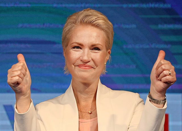 Dankte der Bevlkerung fr die Untersttzung: Manuela Schwesig (SPD)  | Foto: Jens Bttner (dpa)