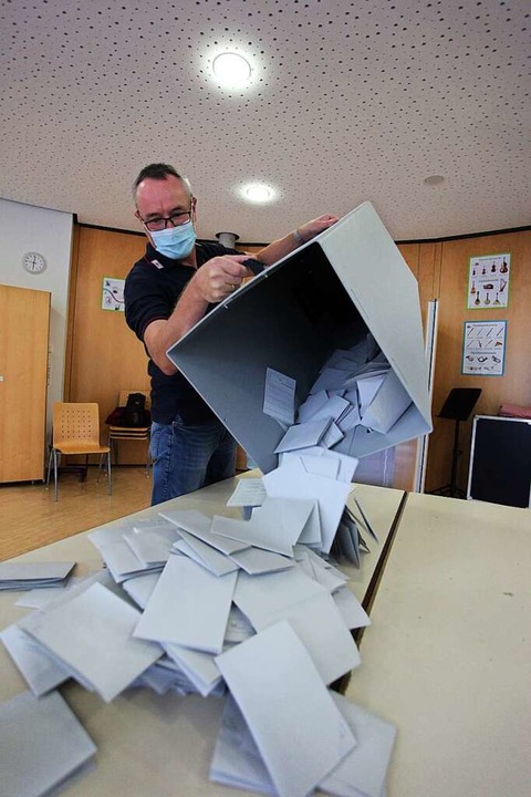 Um 18 Uhr wurden die Wahlurnen geleert...ld in der Geroldsecker Schule in Lahr.  | Foto: Bastian Bernhardt