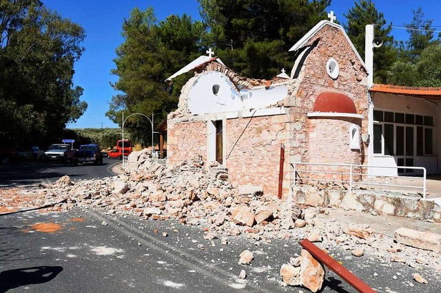 Ein Erdbeben mit der Strke von 5,8 ha...orthodoxe Kapelle im Dorf Arkalochori.  | Foto: Harry Nakos (dpa)