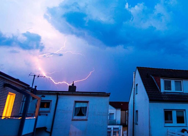 Der Blitz schlug am Sonntag in Langenau ein (Symbolfoto).  | Foto: Lino Mirgeler