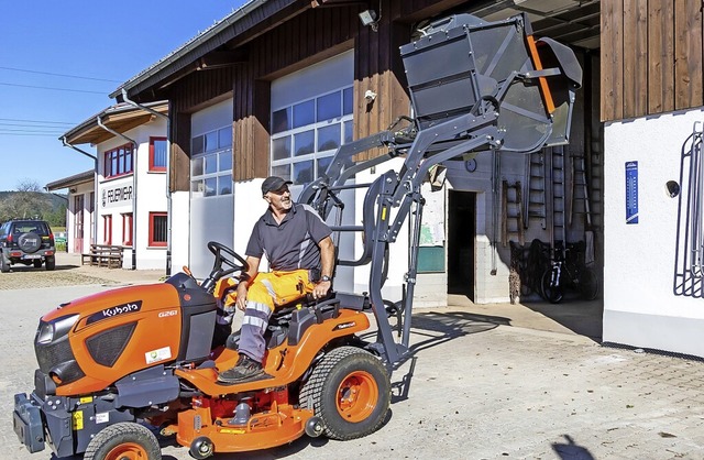 Bauhofleiter Michael Lber stellt den ...vor, der bereits gute Dienste leistet.  | Foto: Christiane Seifried