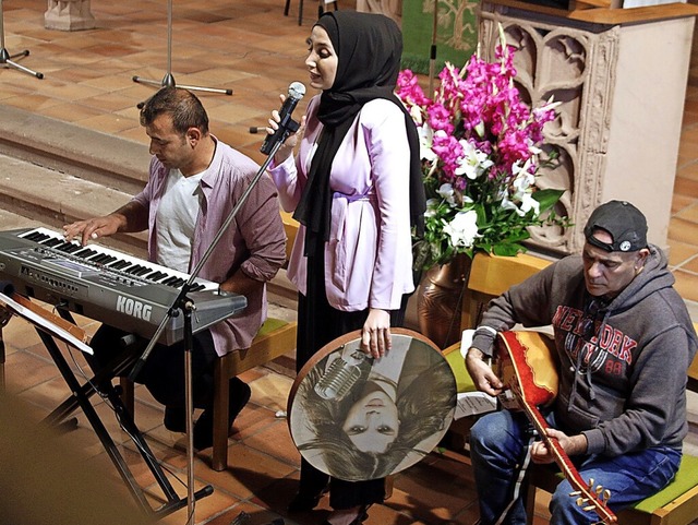 Omar Mesud, Nirov Mohammad und  Kamal ...tiftskirche syrische Lieder zu Gehr.   | Foto: Heidi Fel