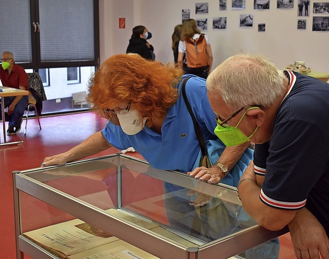 Karlfrieder Mattes im Gesprch mit einer Besucherin der Ausstellung  | Foto: Hrvoje Miloslavic