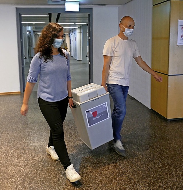 Bei der Stimmenauszhlung im Rathaus  | Foto: Dora Schls