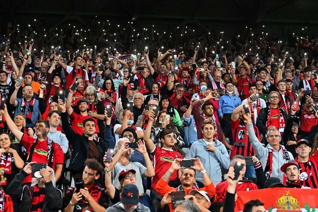 Jede Menge elektronische Wunderkerzen:...des Abschiedsabends im Dreisamstadion.  | Foto: Achim Keller