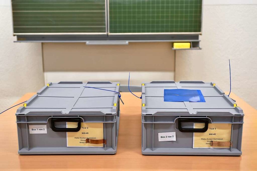 Boxen mit Stimmen von Briefwhlern &#8...Stimme landete dort nicht wie geplant.  | Foto: Thomas Kunz
