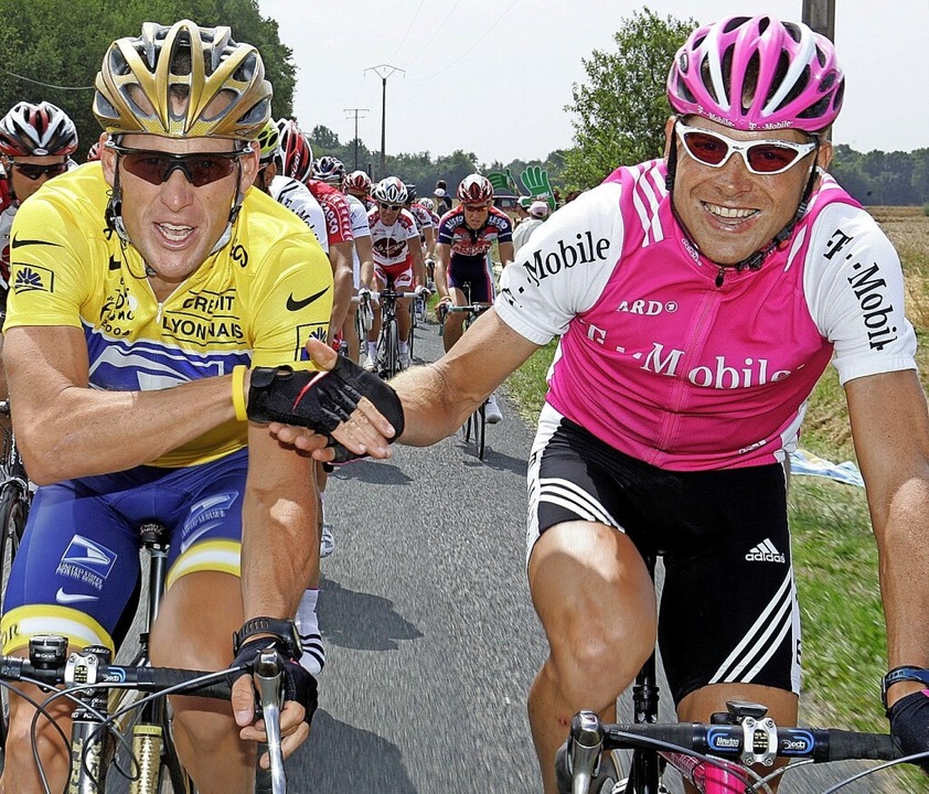 Jan Ullrich (rechts) und Lance Armstrong bei der Tour de France 2004  | Foto: Gero Breloer (dpa)