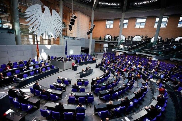 Das ist der Plenarsaal des Bundestags,...eordneten zu Sitzungen zusammenkommen.  | Foto: Michael Kappeler (dpa)