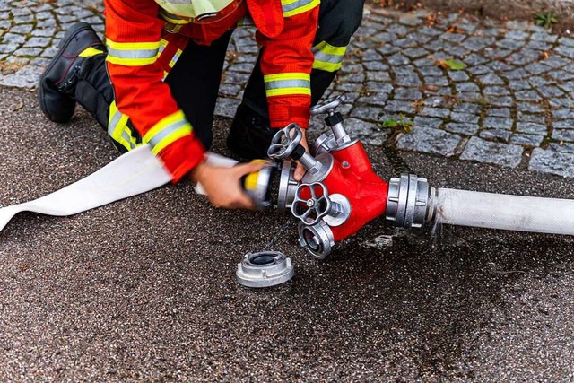 Die Feuerwehren aus March und Btzinge...ohnungsbrand in Hugstetten im Einsatz.  | Foto: Hubert Gemmert