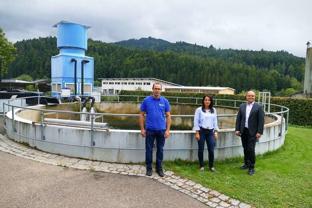 Vor dem Wassersammelbecken stehen Mark...der Werner Gieler GmbH in Elzach aus.  | Foto: Sylvia Sredniawa