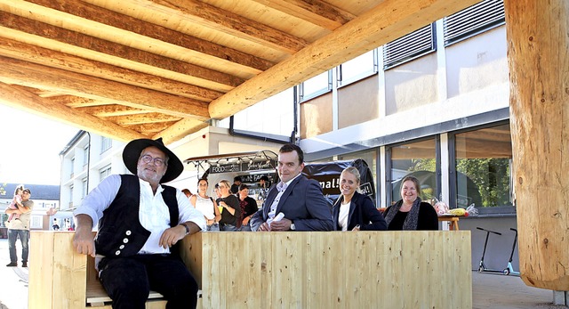 Roland Herzog, Brgermeister Erik Weid...chung im gestifteten Sitzmbel Platz.   | Foto: Bastian Bernhardt