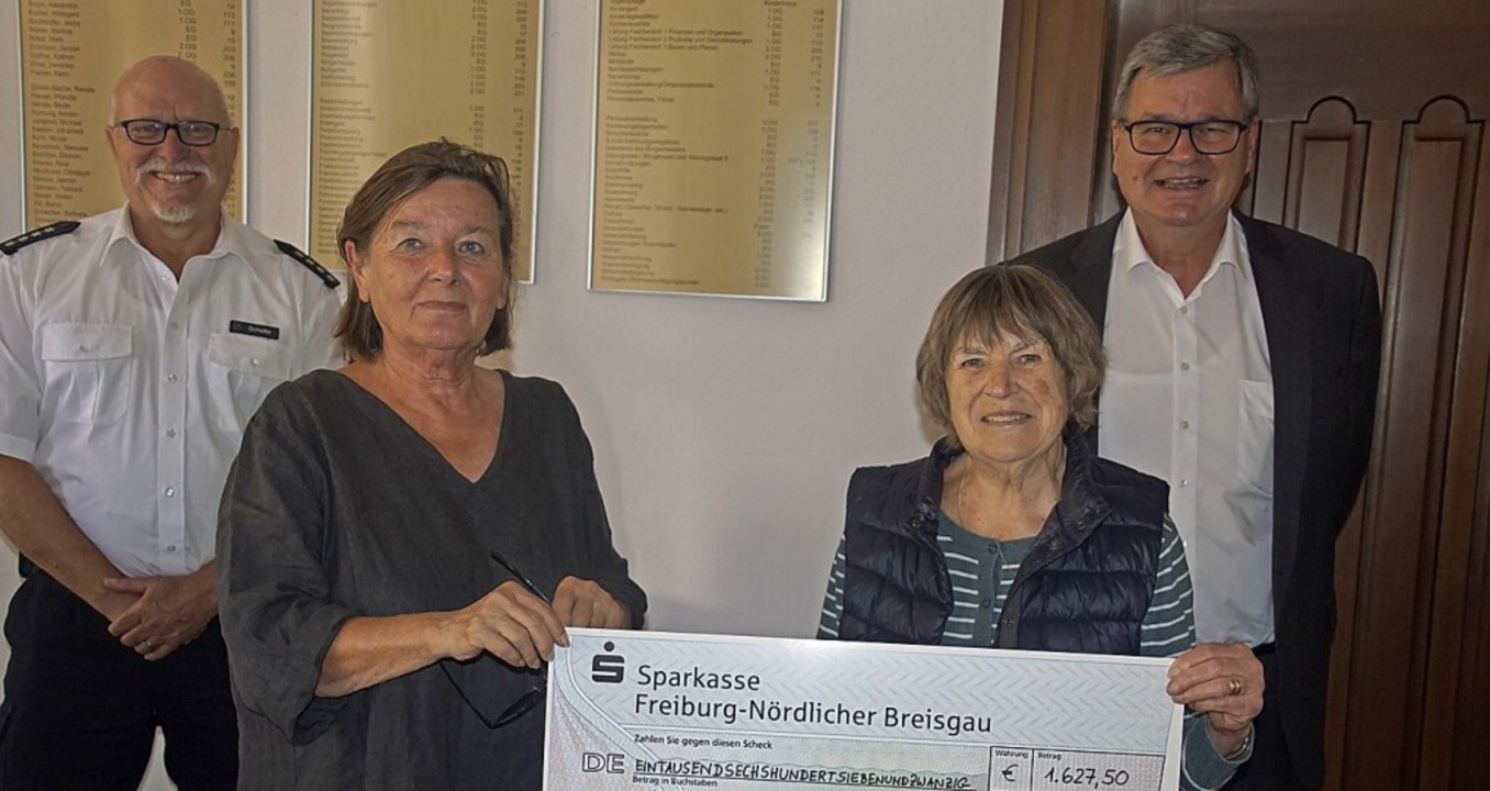 Diethelm Scholle (von links), Eva Webe...ich über die Spende für die Flutopfer.  | Foto: Ilona Huege