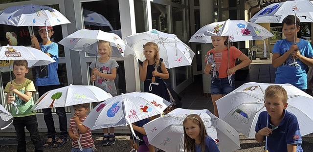 <BZ-FotoAnlauf>Narrenzunft.</BZ-FotoAn...hen die selbstkreierten Regenschirme.   | Foto: Traudel Otto