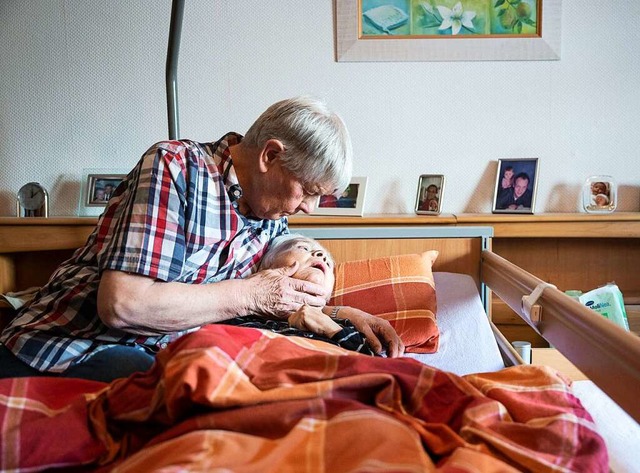 Etwa 60 Prozent  der Pflegebedrftigen...usschlielich von Angehrigen betreut.  | Foto: Bernd Thissen (dpa)