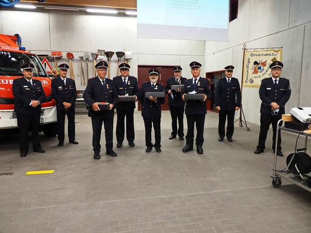 Die stellvertretenden Kommandanten Mar...n links) zu 40 Jahren Feuerwehrdienst.  | Foto: Herbert Frey