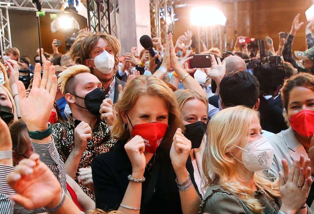 Freude unter jungen SPD-Mitgliedern im Willy-Brandt-Haus am Wahlabend.  | Foto: Wolfgang Kumm (dpa)