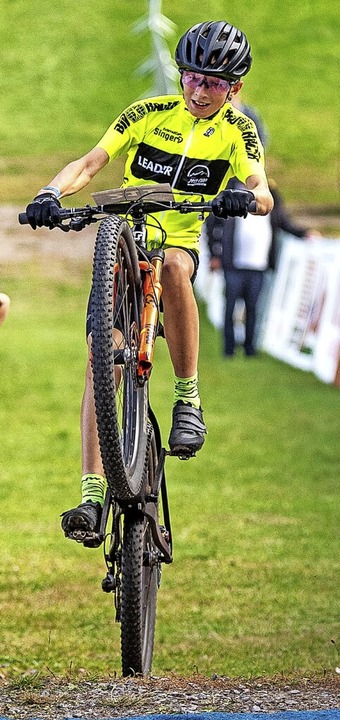 Tom Brunner feiert seinen Sieg stilecht mit einem Hinterrad-Wheelie.  | Foto: Armin M. Küstenbrück