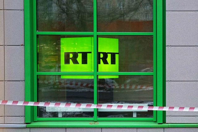 Die Zentrale von RT in Moskau: Die Vid...taatsmediums RT gesperrt und entfernt.  | Foto: Pavel Golovkin (dpa)