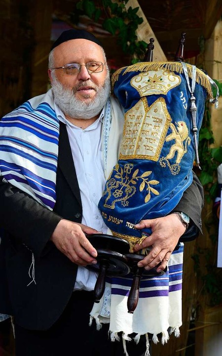 Rabbiner Walter Rothschild mit Tora-Rolle  | Foto: Ingo Schneider
