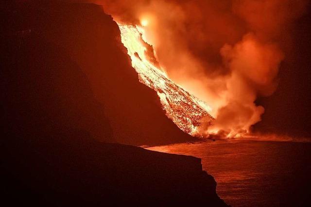 Lava aus Vulkan ergiet sich ins Meer - Furcht vor Gasen