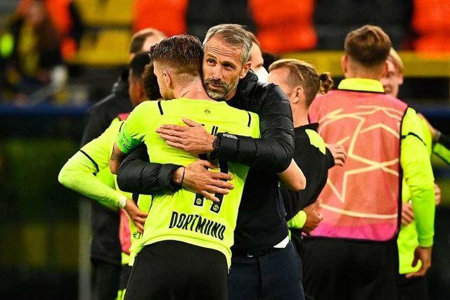 Trainer Marco Rose freut sich mit Marco Reus   | Foto: INA FASSBENDER (AFP)